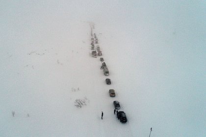 Десятки машин с россиянами застряли посреди арктической тундры