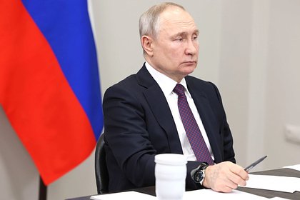 Российский министр отвлекся на телефон во время встречи с Путиным