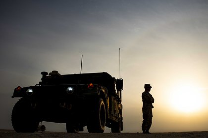 Американский Humvee застрял в песке на учениях