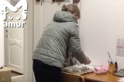Россиянка выкрала продукты из школьной столовой и попала на видео