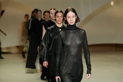 Российская стилистка назвала прозрачную одежду трендом весны 2023 года