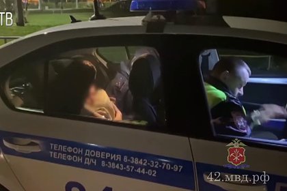Россиянка бросила пятилетнего сына в открытой машине ради похода в ночной клуб