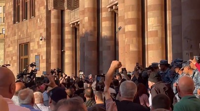 В Ереване начались протесты на фоне обострения ситуации в Карабахе — видео