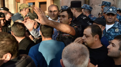 Посольство России в Ереване заблокировано протестующими