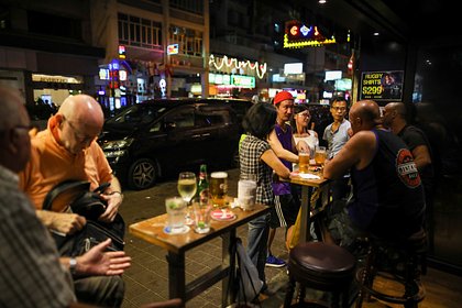 Популярный город Азии захотел платить туристам за посещение баров по вечерам