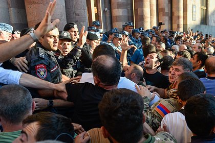 Стало известно о попытках протестующих штурмовать здание правительства Армении