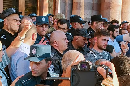 Стало известно о применении шумовых гранат против протестующих в Ереване