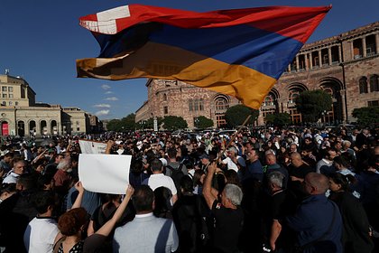 На фоне протестов в Ереване полиция оцепила здание правительства Армении