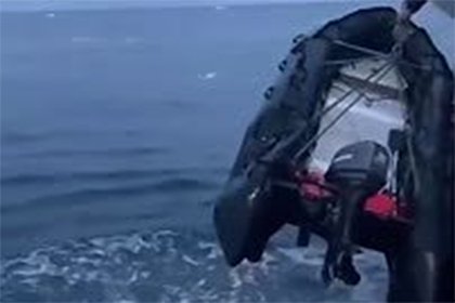 Разъяренная моржиха атаковала лодку россиян, пробила ее и попала на видео