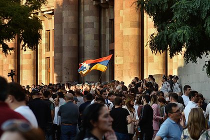 Стало известно о тысячах протестующих у здания правительства Армении