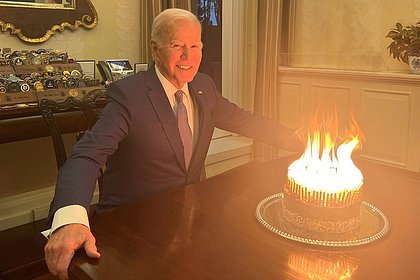 В сети высмеяли фото празднующего день рождения Байдена с тортом