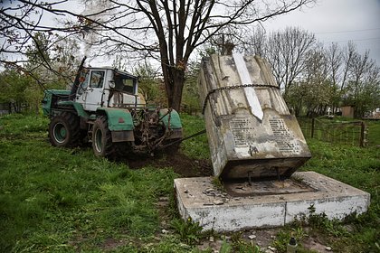 На Украине разгорелся скандал из-за отказа сносить советские памятники