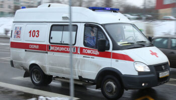 Раненого на западе Москвы полицейского доставили в больницу