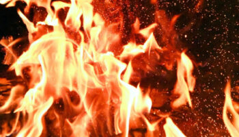 Двух человек спасли из горящего дома в Сегеже